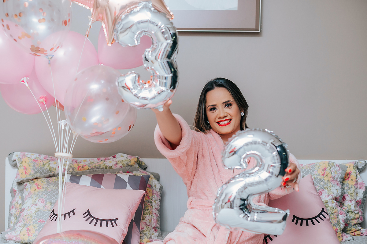 ensaio-feminino-aniversario-layla-hotel-fotos-flavio-marques-fotos-sensuais-roupão-luz-maquiagem-delicada-balões-fotos-criativas-pinterest-fotos-tumblr