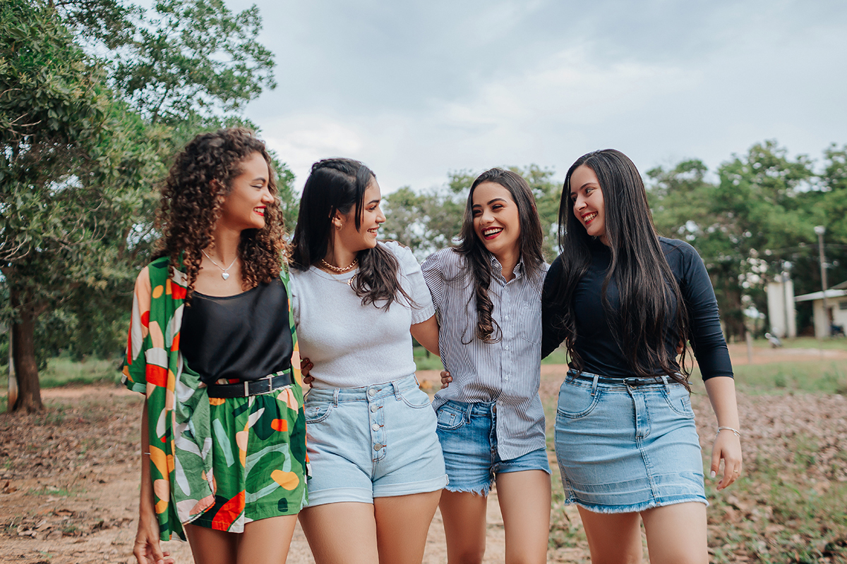 flávio marques, xinguara, fotos, aniversário, fotos 18 anos, ensaio externo, fotos tumblr, fotos criativas, amigas, fotos com amigas, 18anos, ensaio inspiração, inspiração, sorriso, fusca, carro antigo, xinguara, flávio marques fotógrafo, xinguara