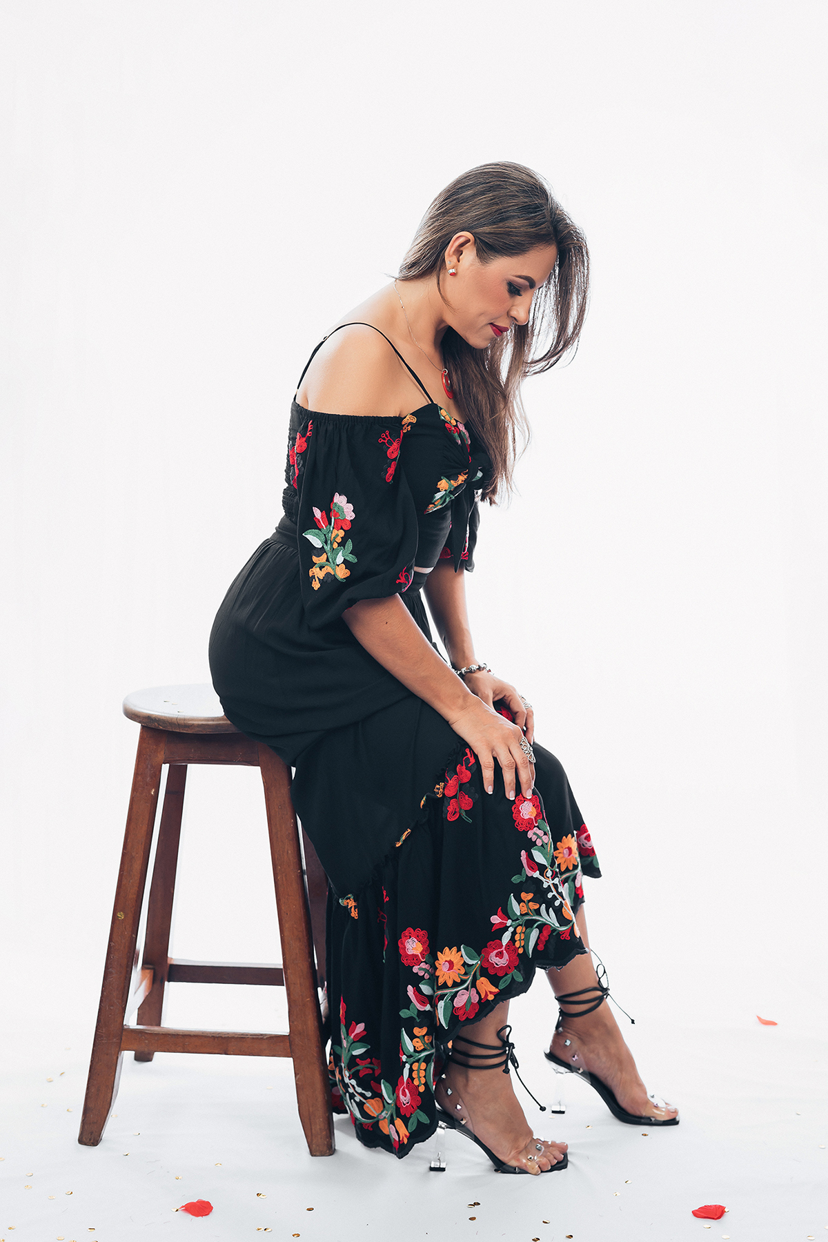 ensaio, flaviomarques, fotografias, xinguara, fotos estúdio, mulher, feminino, ensaio, tumblr, vinho, rosas, sorriso, professora, flaviomarques, xinguara, instagram, flavio fotografo, melhor, noiva, casamento, aniversário, 15 anos, xinguara