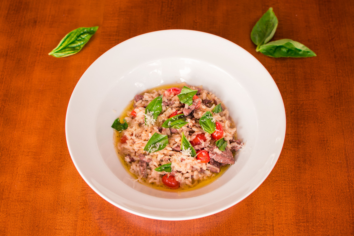 Risoto de filé mignon, alho poró e tomate cereja.