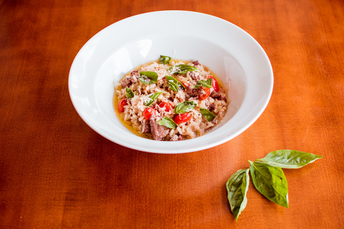 Risoto de filé mignon, alho poró e tomate cereja.