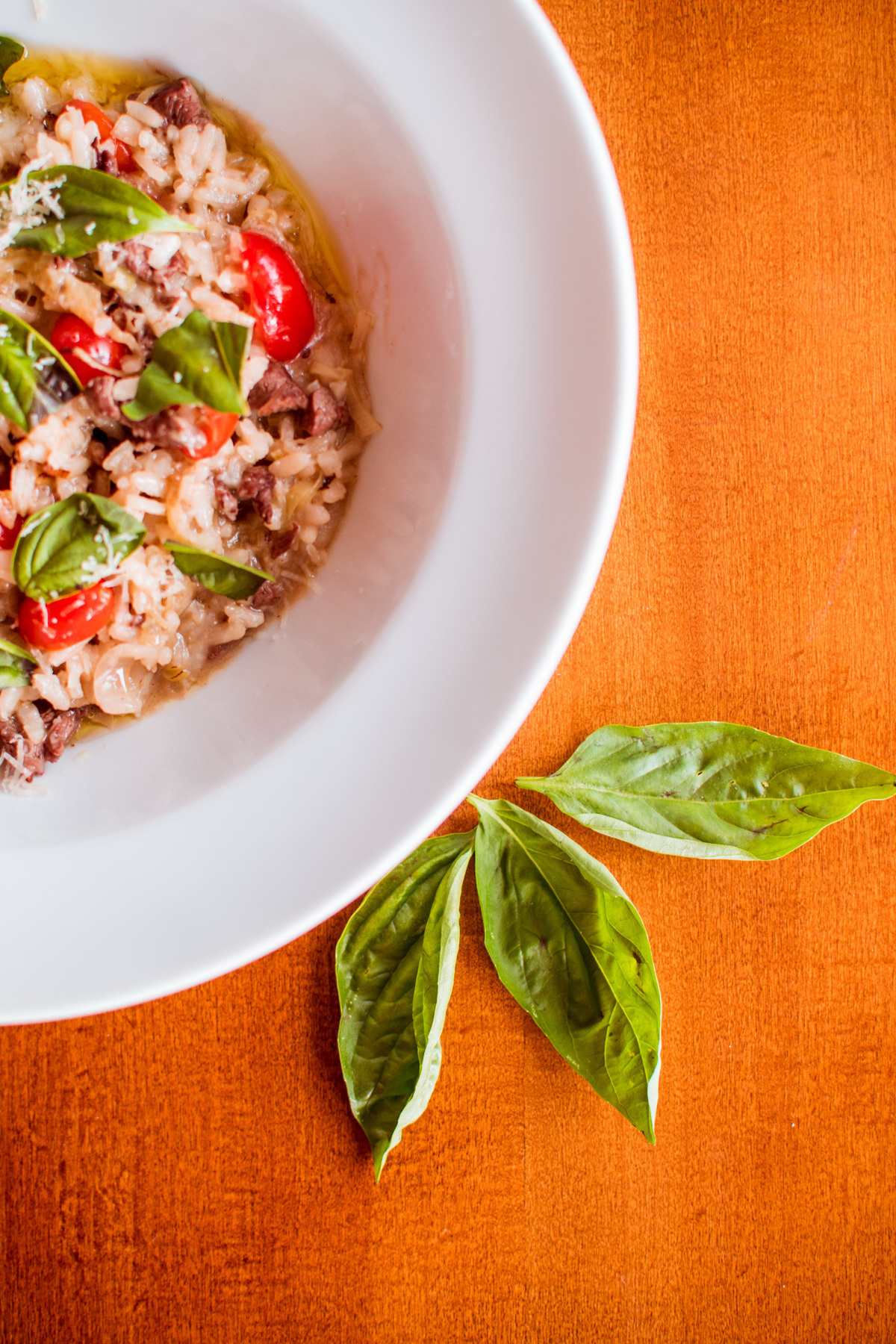 Risoto de filé mignon, alho poró e tomate cereja.