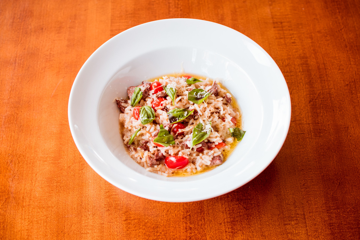 Risoto de filé mignon, alho poró e tomate cereja.