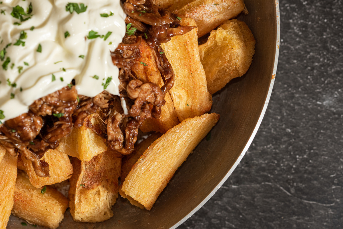 fotografia batata frita com carne de porco
