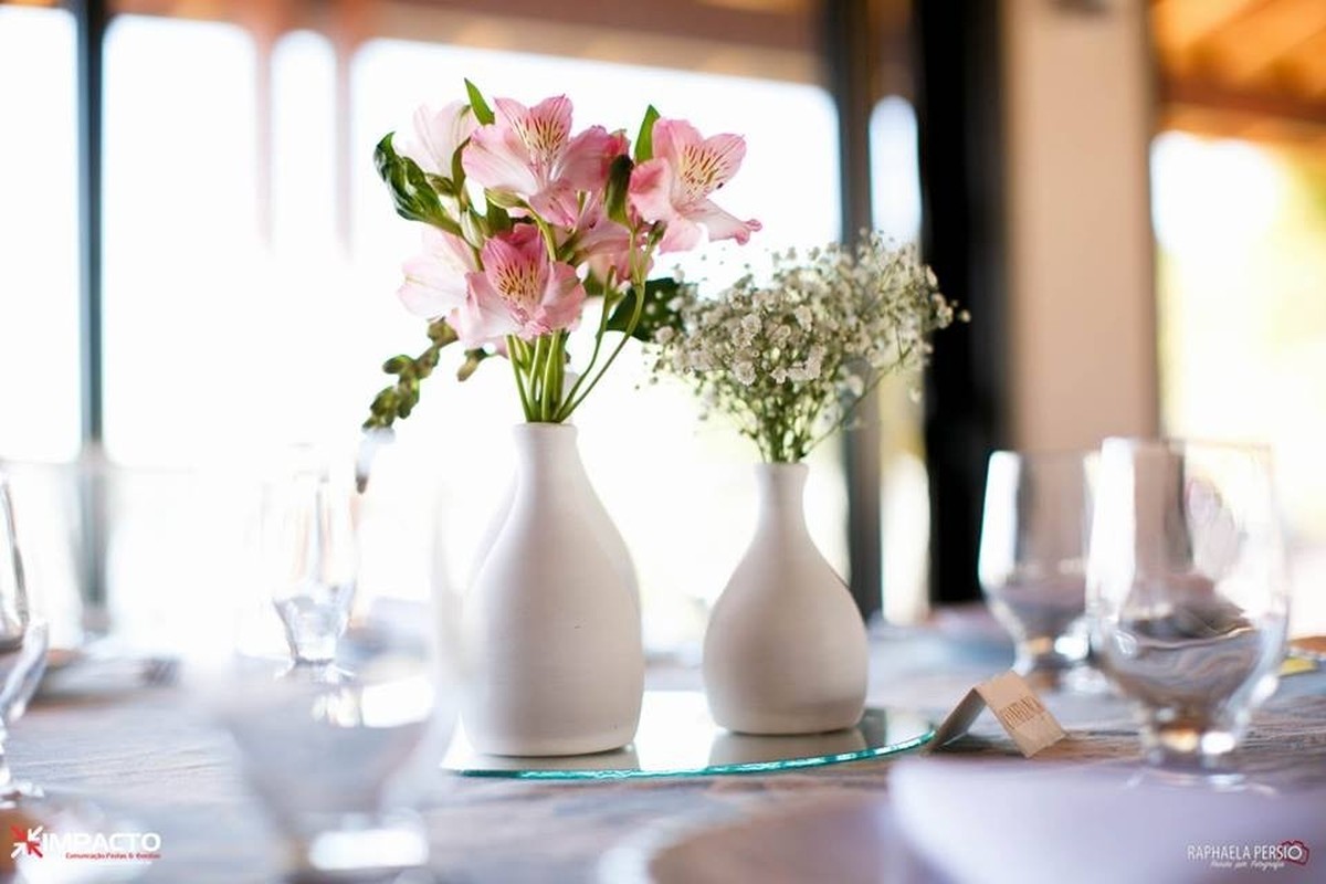 Centro de mesa com garrafas de cerâmica