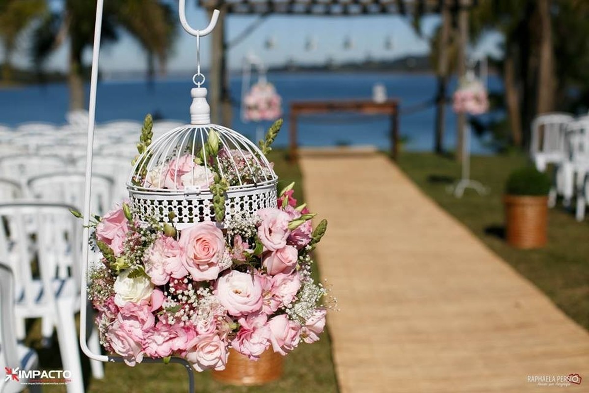 Arranjo de casamento com gaiola suspensa e flores em tons de rosa