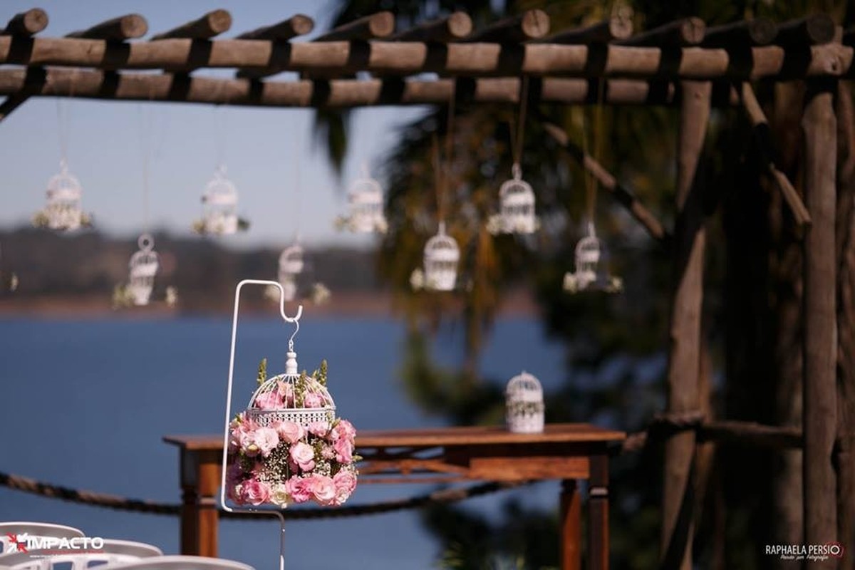 Pérgola decorada com mini gaiolas penduradas