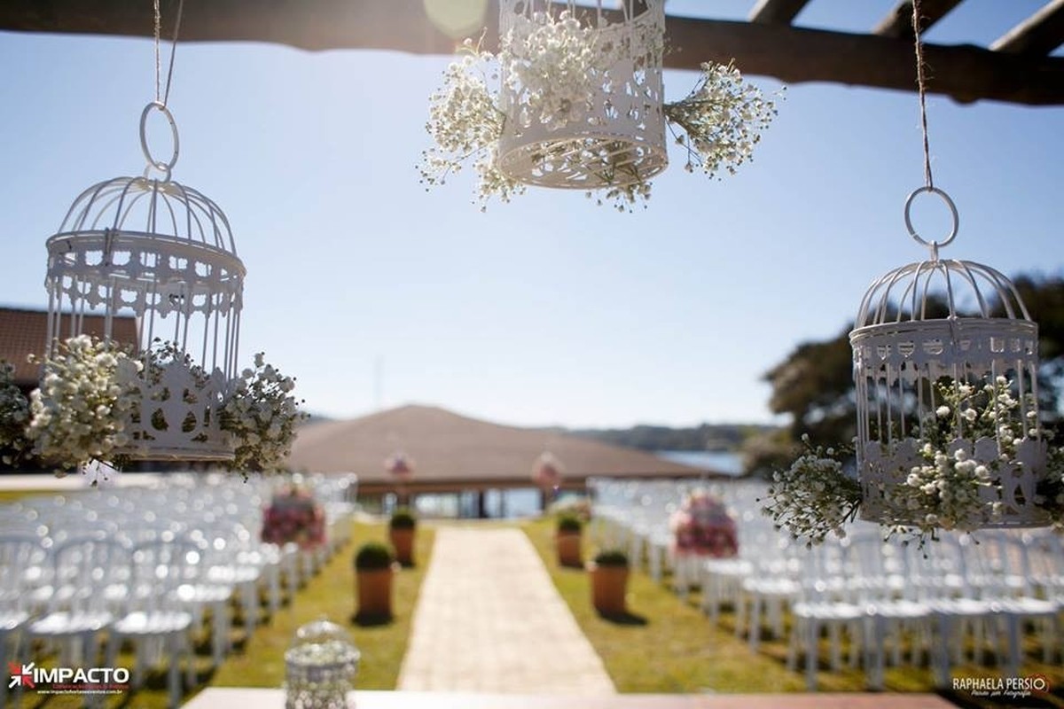 Gaiolinhas penduradas no altar do casamento