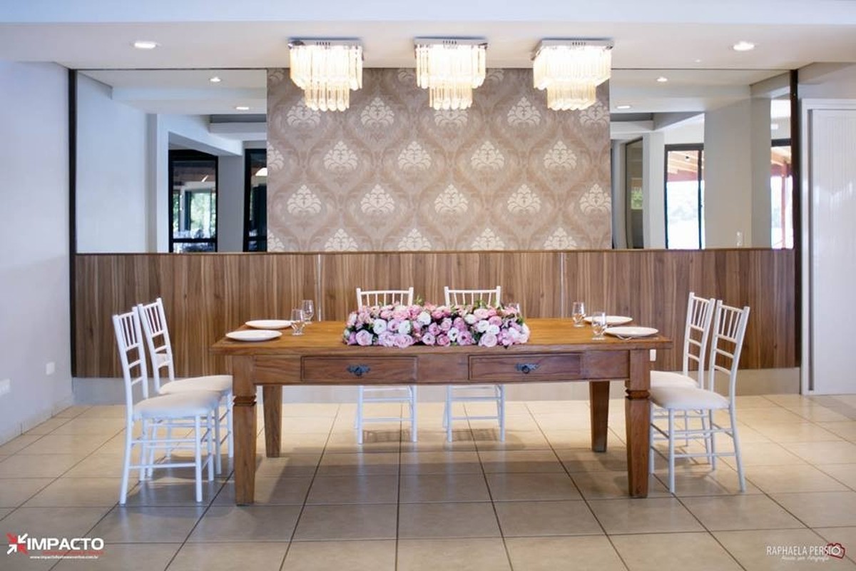 Mesa dos noivos de madeira com arranjo floral