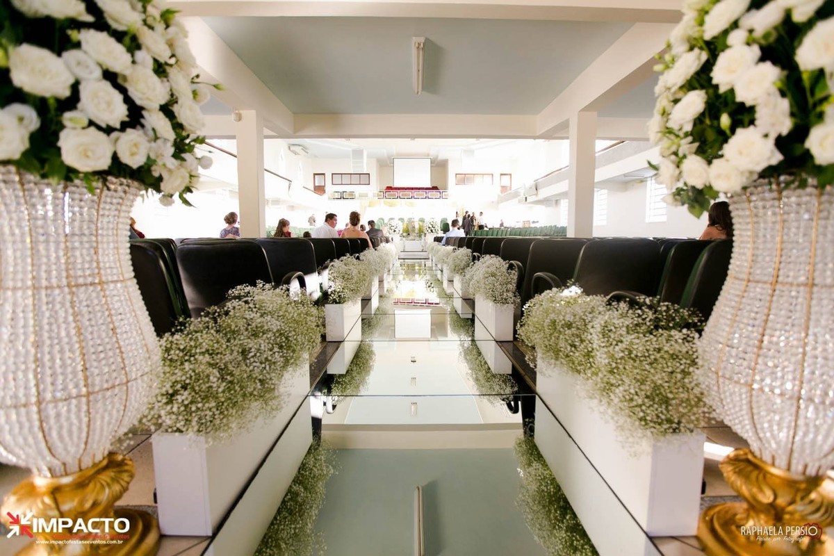 Corredor de casamento com passarela espelhada e mosquitinho