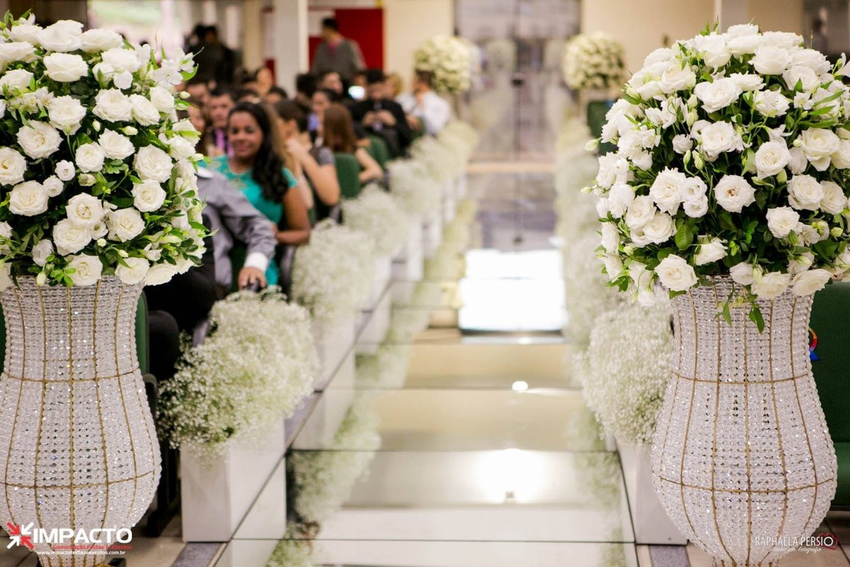 Corredor de casamento com passarela de espelho, canteiros de mosquitinho e arranjos brancos