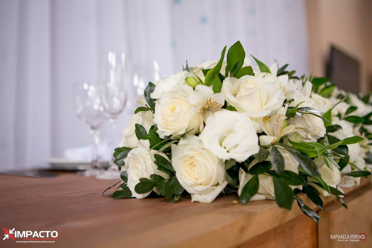 rosas brancas decoração rústica de casamento taças dos noivos