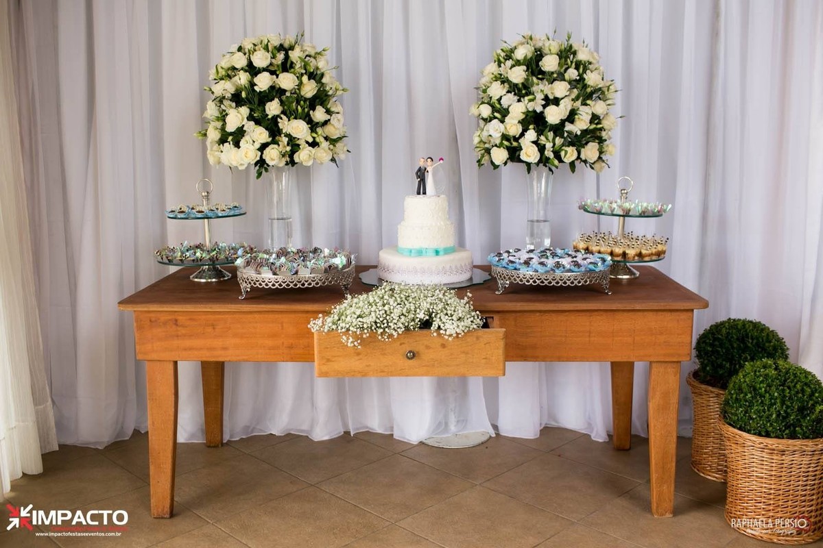mesa de doces decoração de casamento buchinhos verdes bolo e topos de bolo personalizados