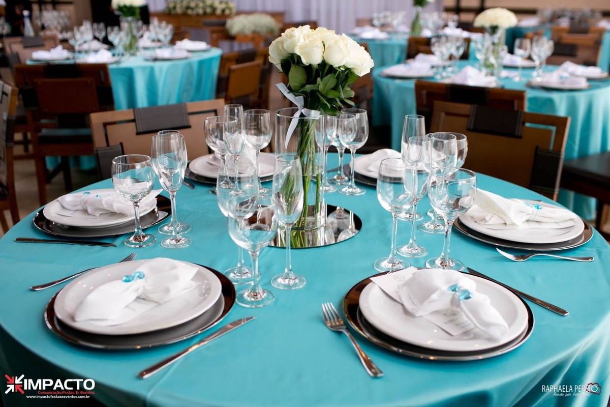 decoração com flores brancas toalha azul Tiffany sousplat de inox e porta guardanapos 