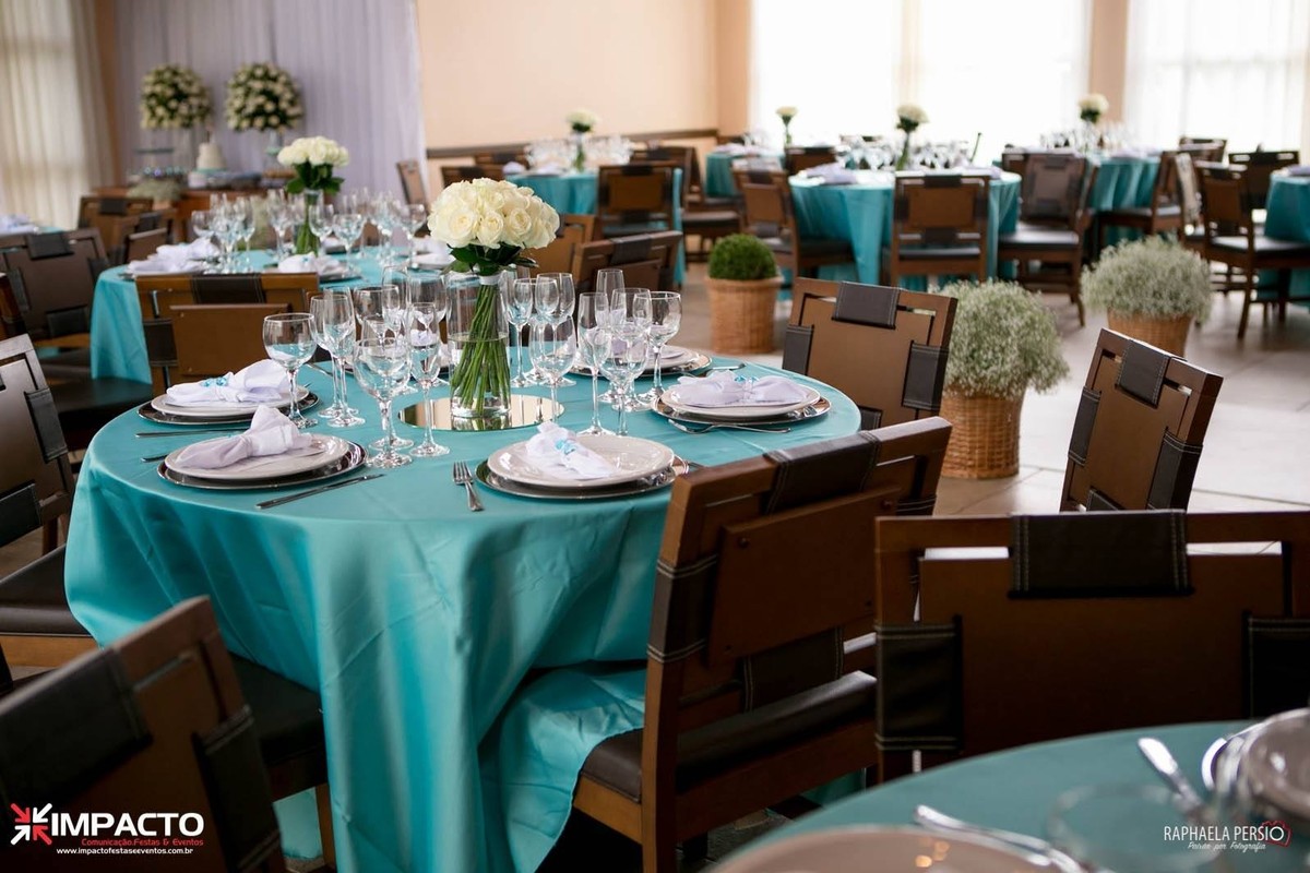 decoração de casamento azul tifany pratos e cristais sobre a mesa