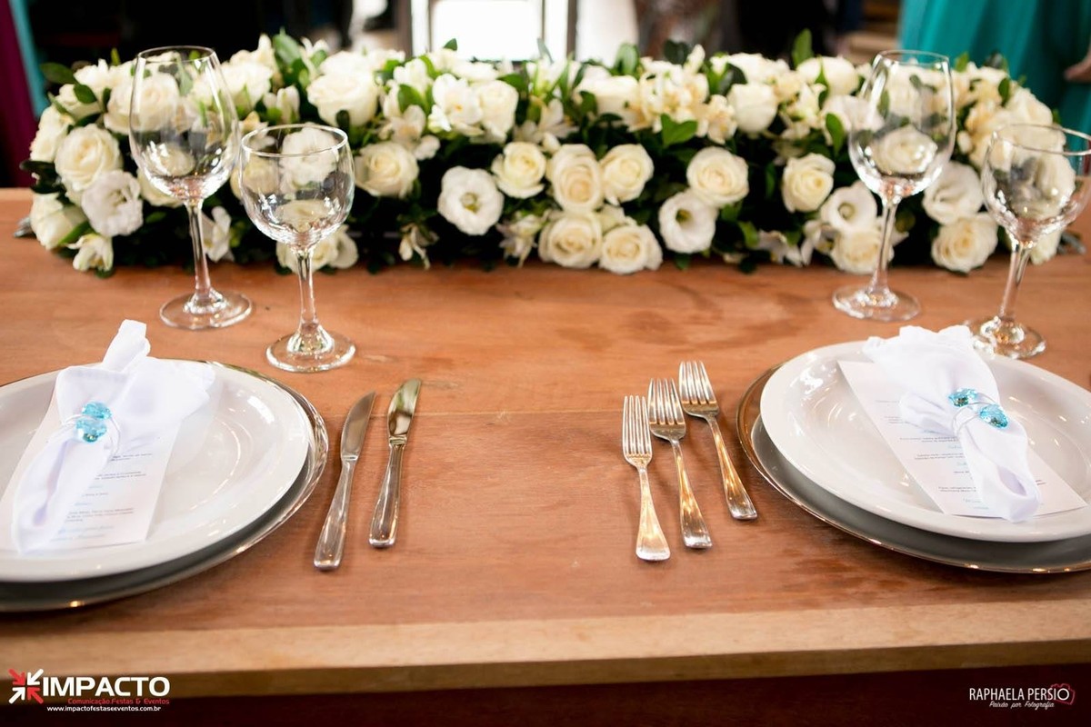decoração de casamento com rosas brancas pratos e talheres mesa rústica
