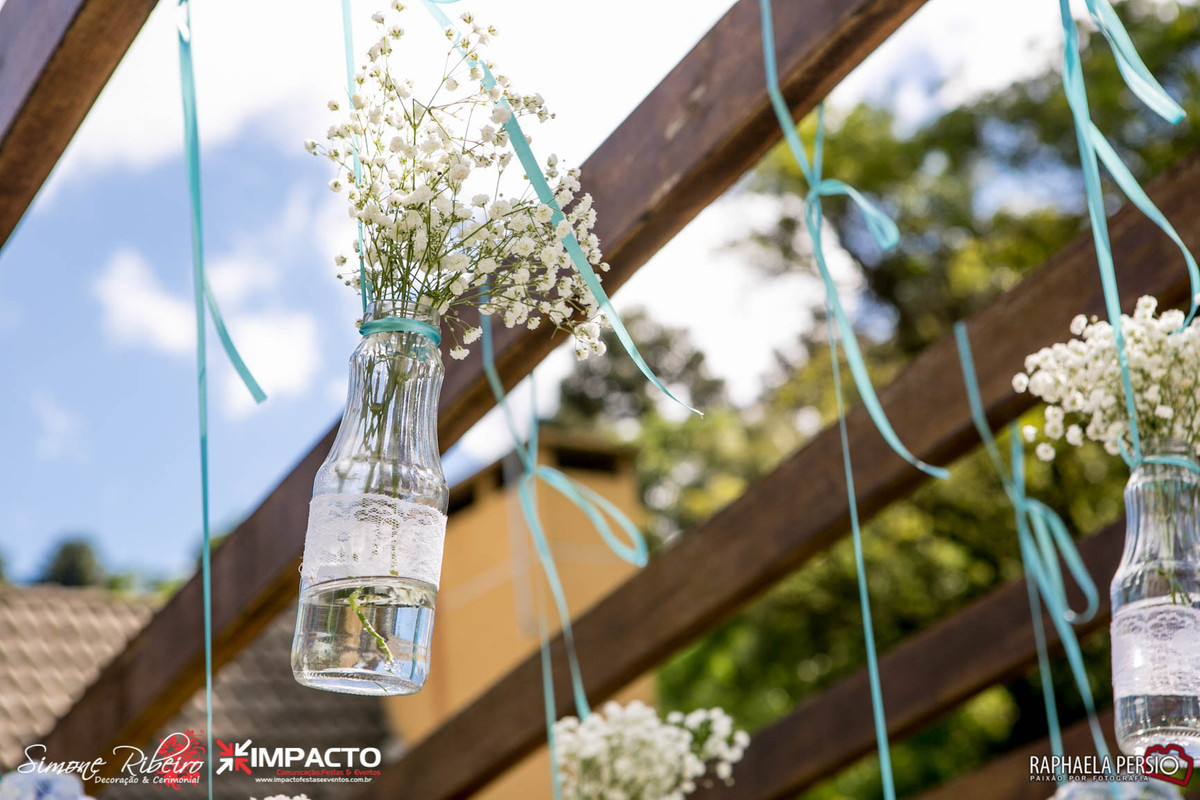 Arranjos de mosquitinho em garrafas suspensas