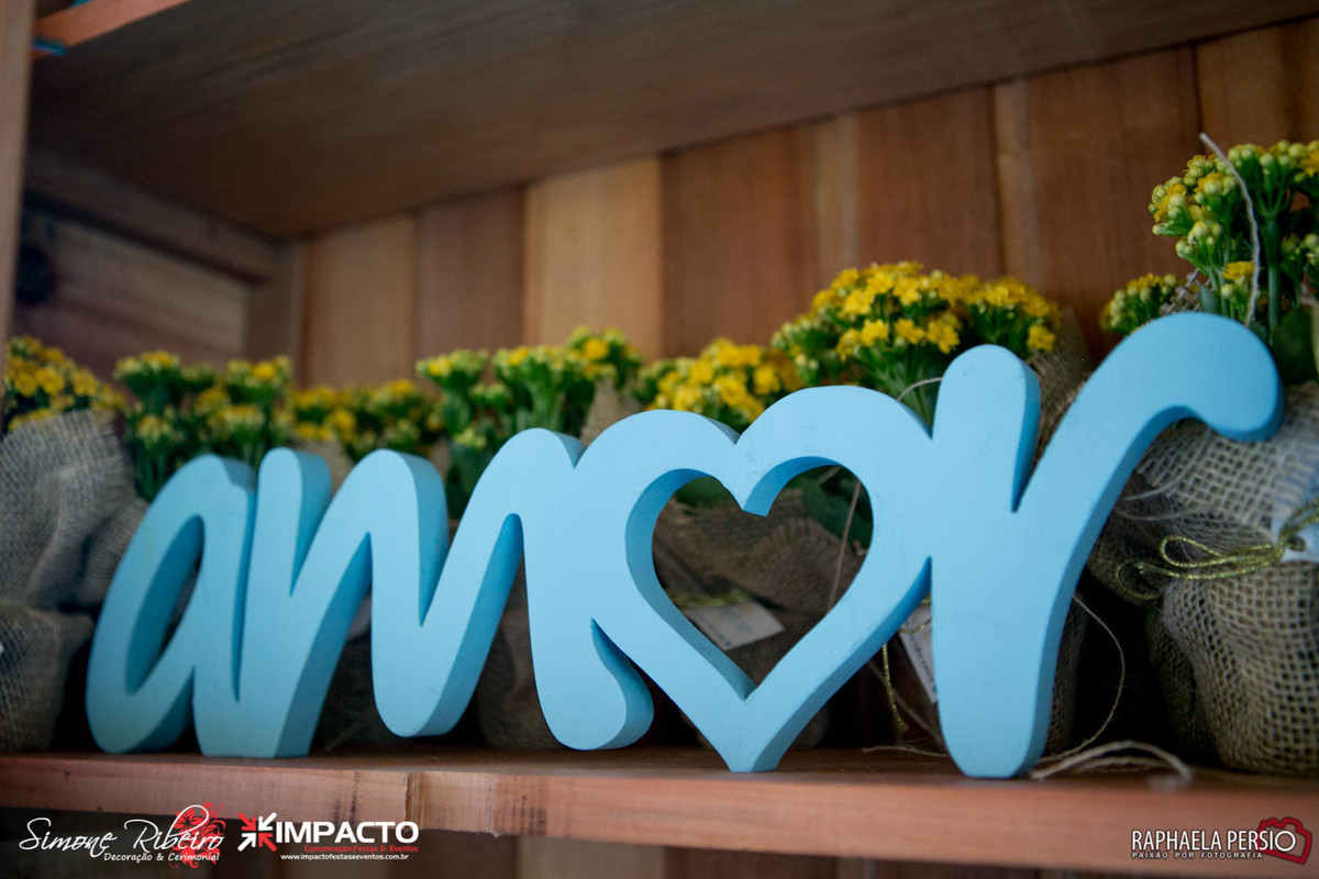 Palavra amor em mdf azul