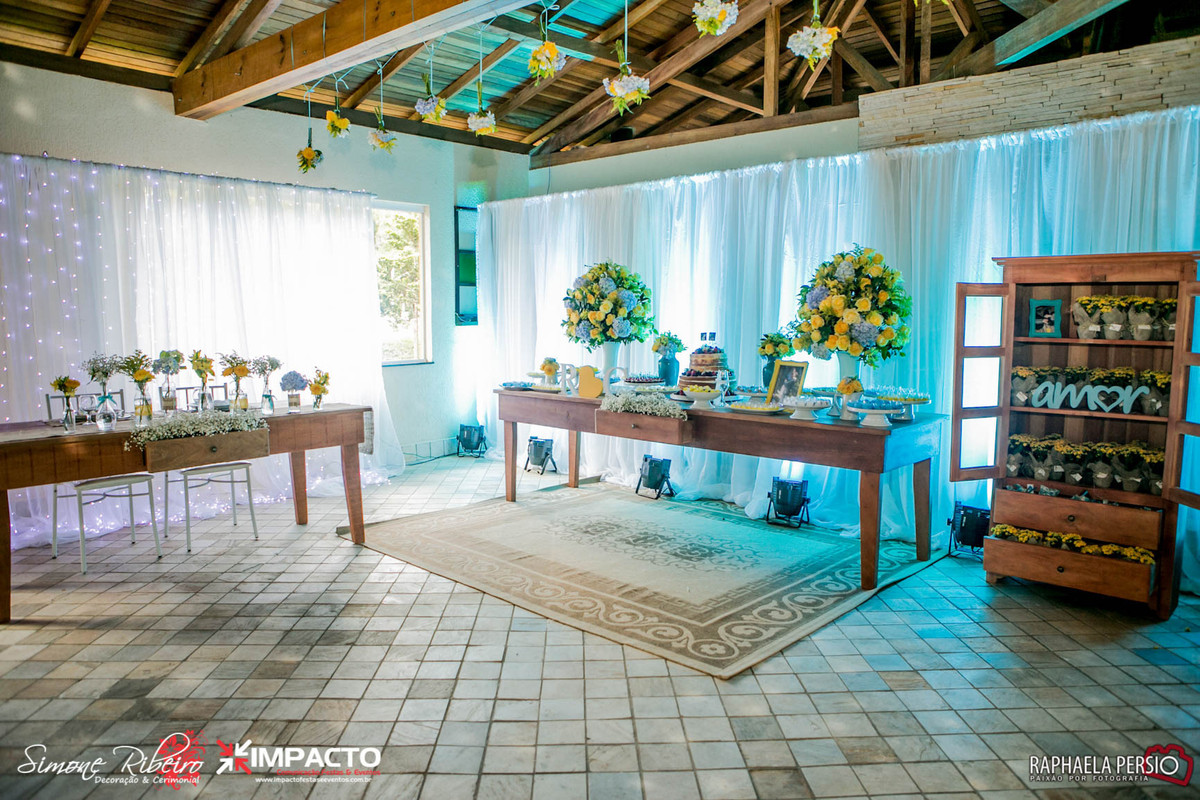 Decoração casamento com mesas de madeira