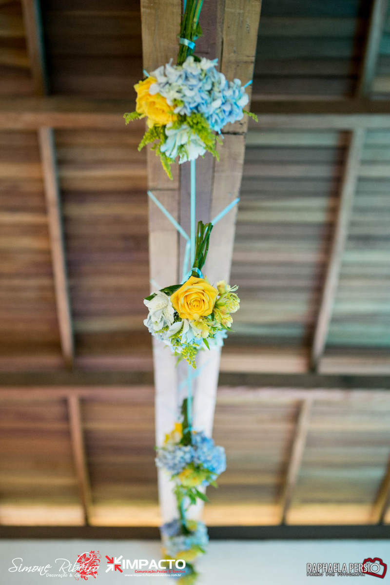 Arranjo de flores aéreo para casamento