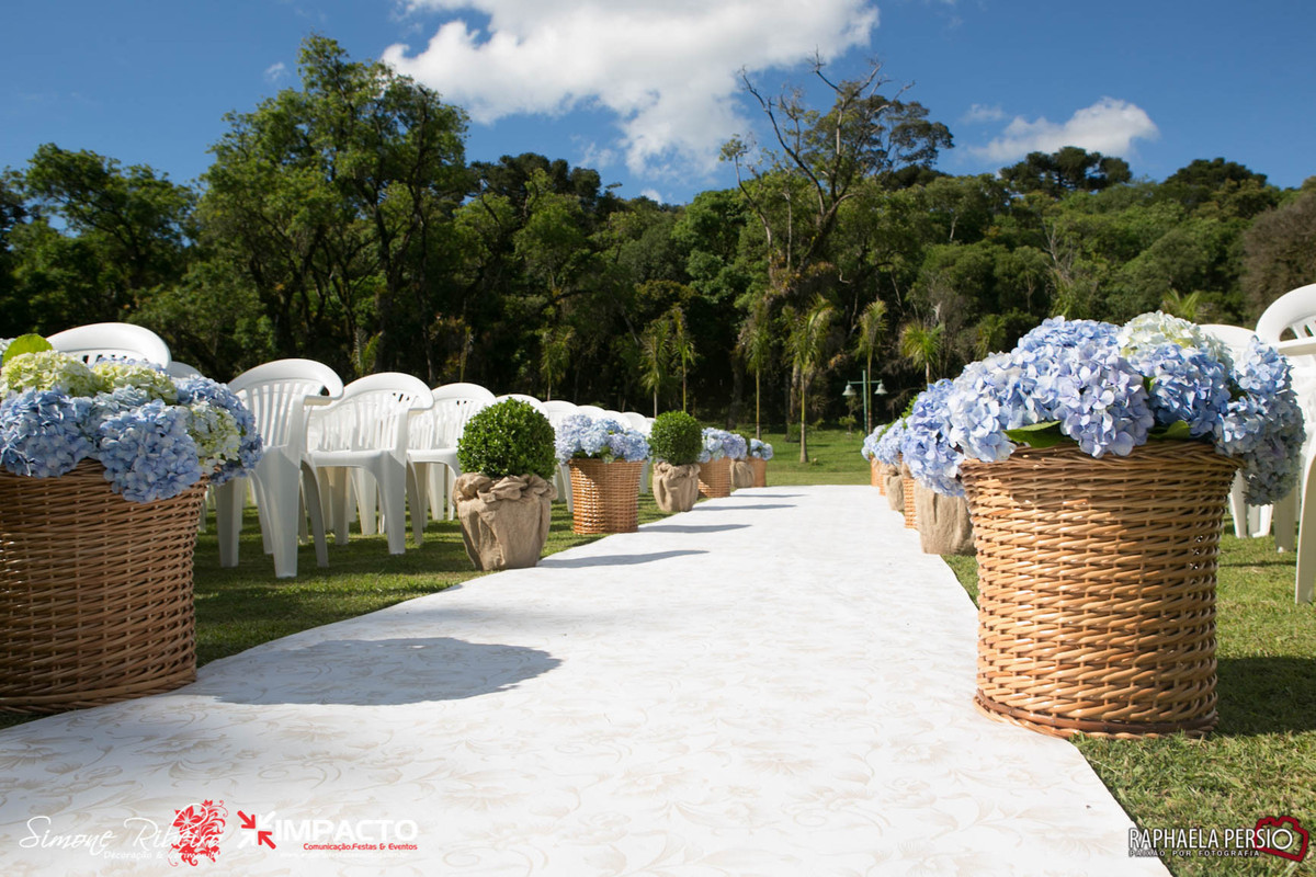 Corredor de casamento ao ar livre com cestos de vime com hortências
