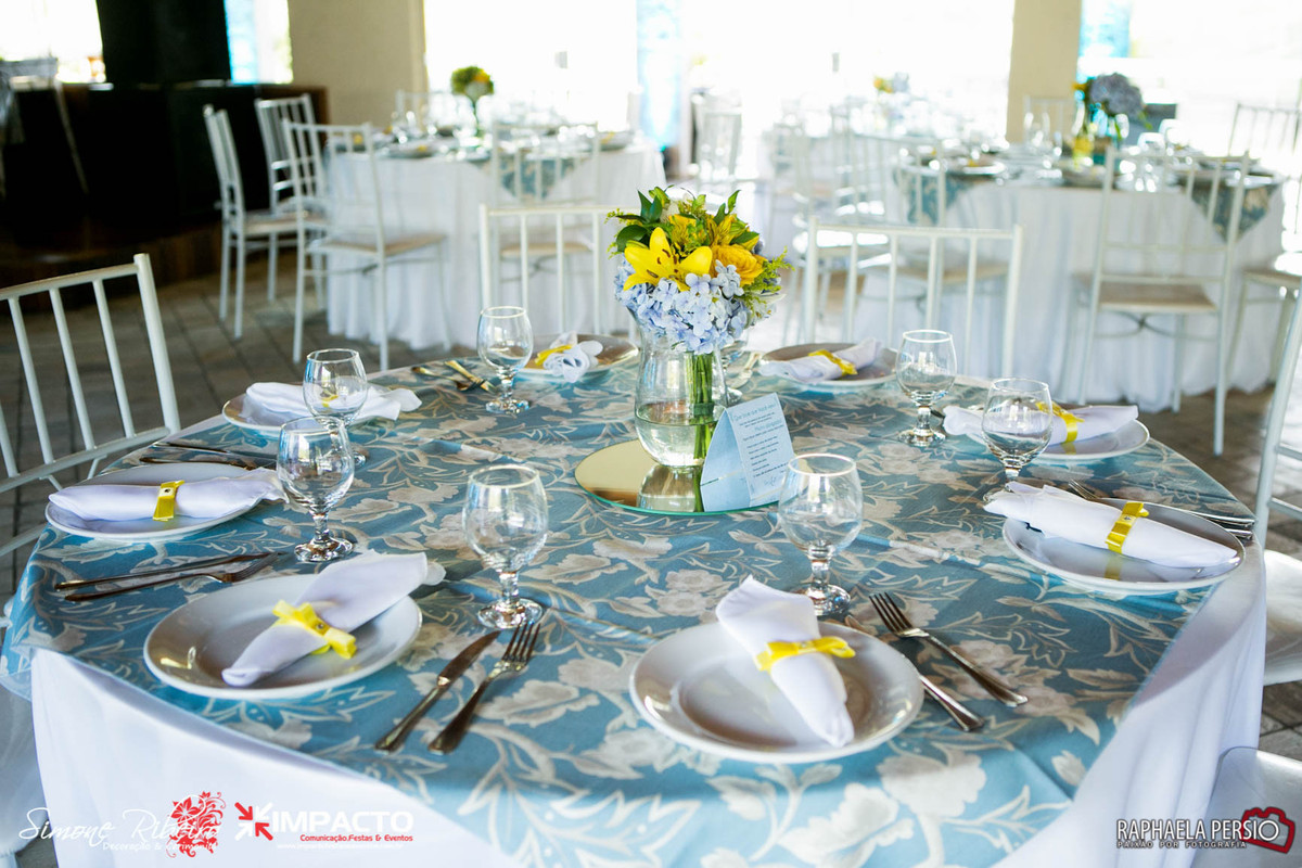 Mesa de convidados com cores azul e amarelo