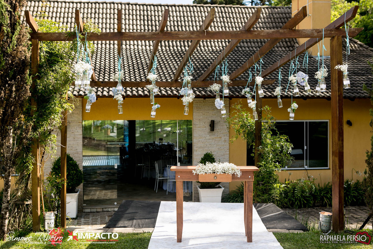 Decoração altar casamento ao ar livre com garrafas penduradas