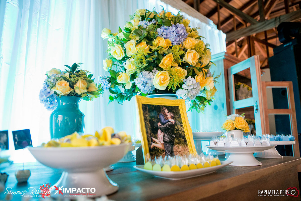 Porta retrato com foto dos noivos na mesa de doces