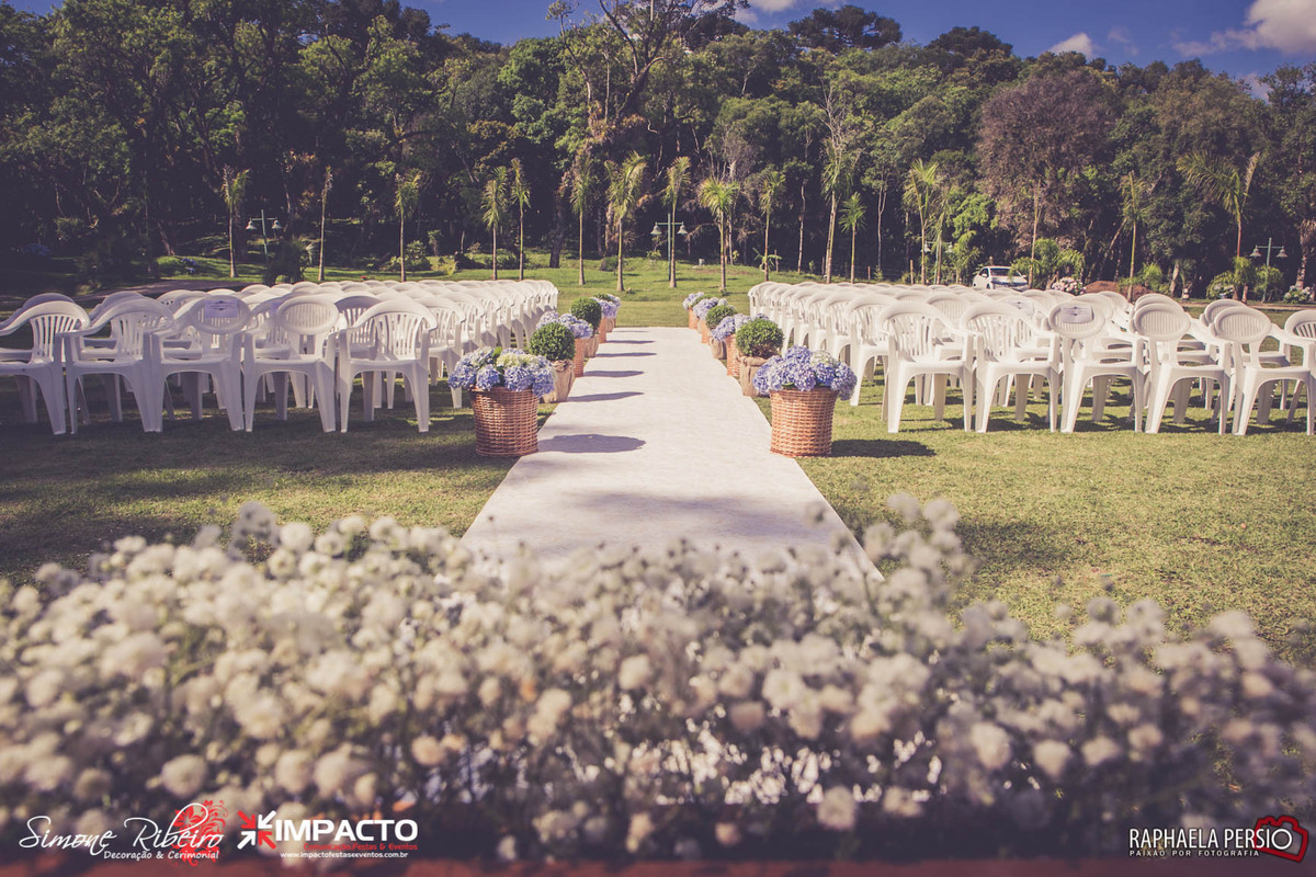 Arranjo de mosquitinho em casamento ao ar livre