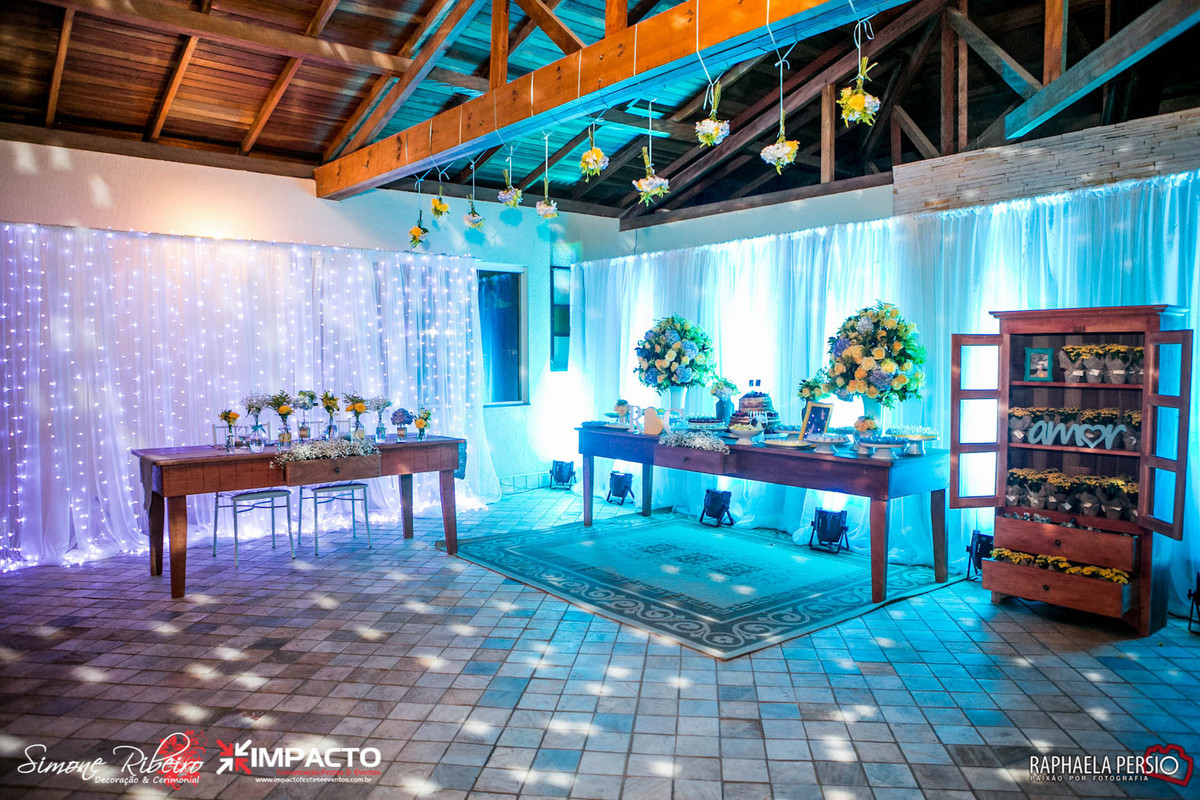 Decoração de casamento rústica com mesas de madeira e armario de lembrancinhas