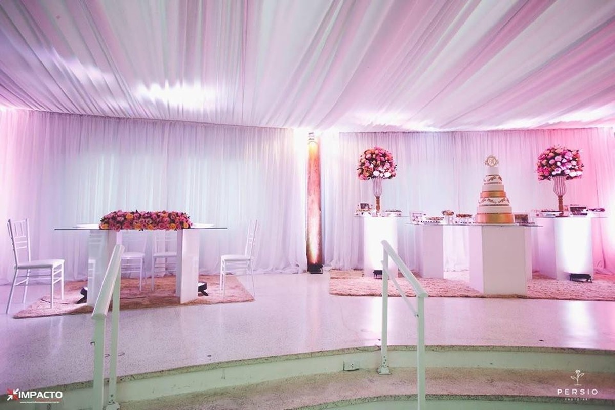 Mesa de doces e bolo aniversário 15 anos