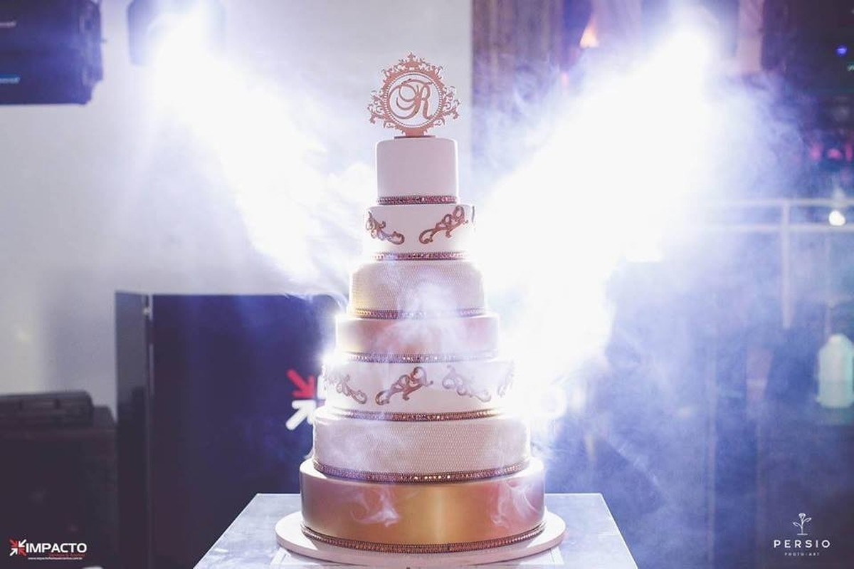 Bolo Fake dourado aniversário de 15 anos