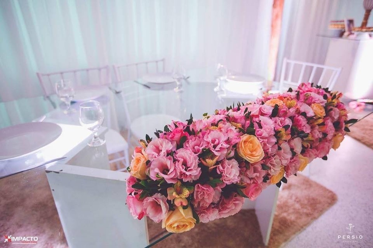 Arranjo floral em tons de rosa e amarelo para mesa da debutante