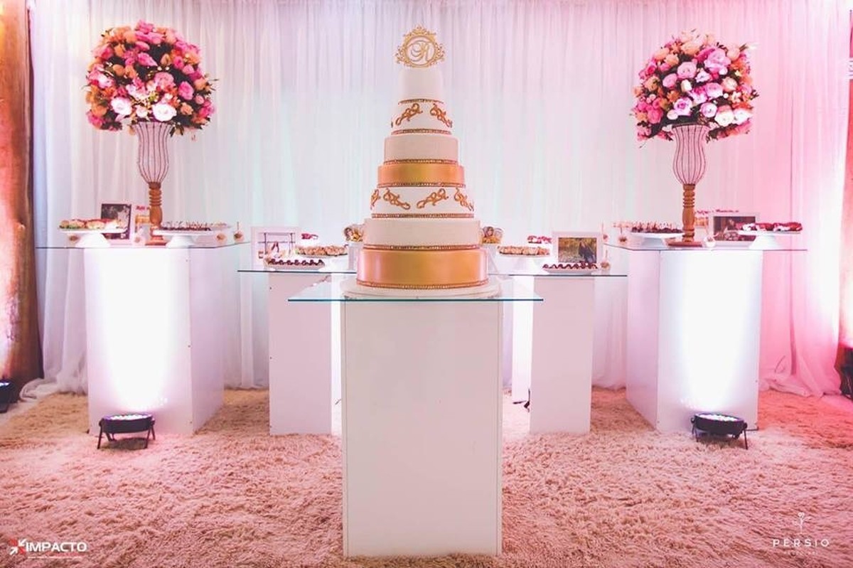 Trio de mesas de vidro para bolo e doces com arranjos florais rosa