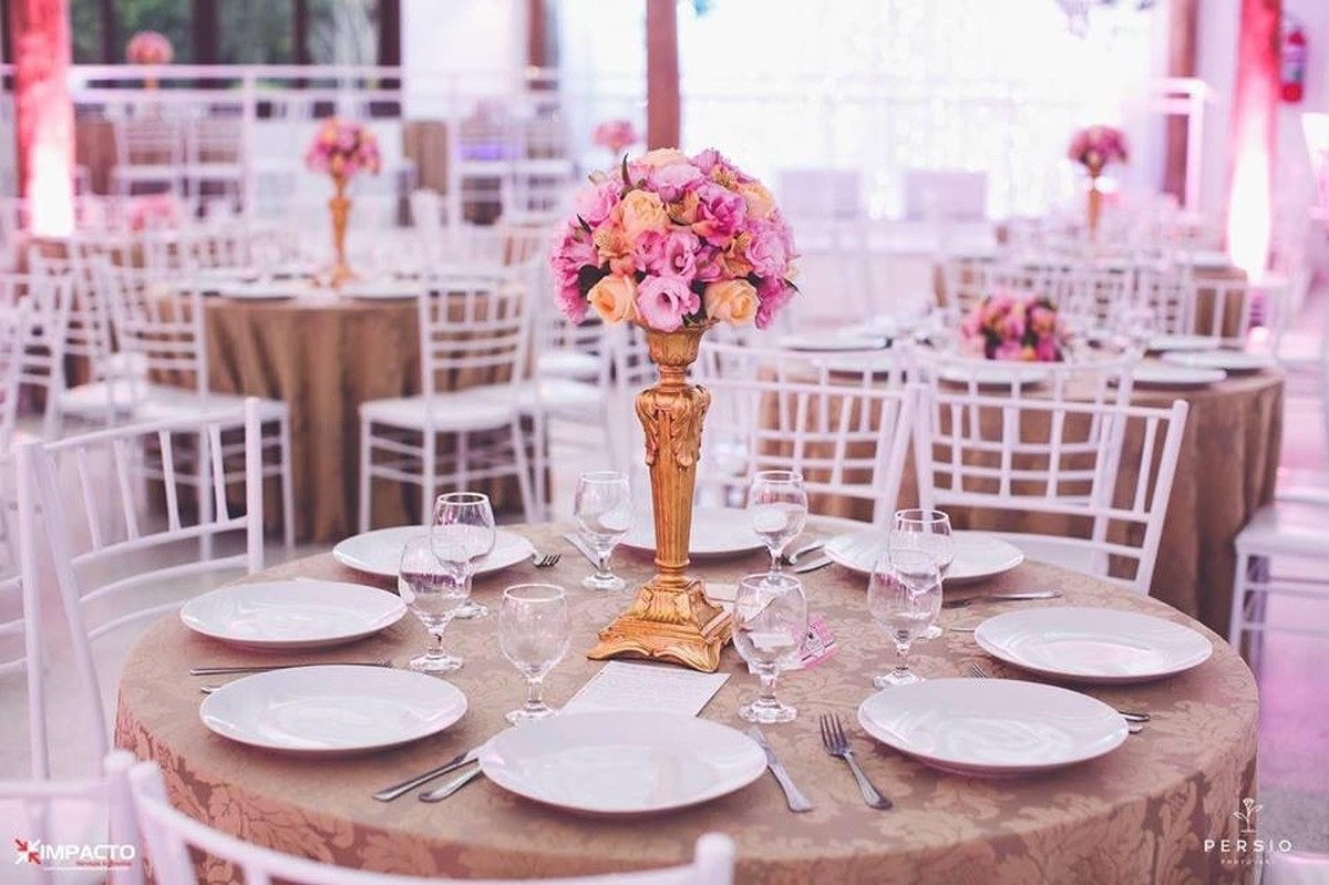 Centro de mesa com arranjo floral alto