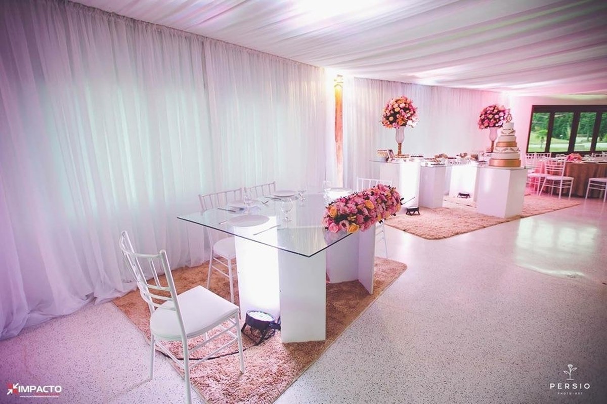 Mesa de vidro da debutante e família com arranjo floral