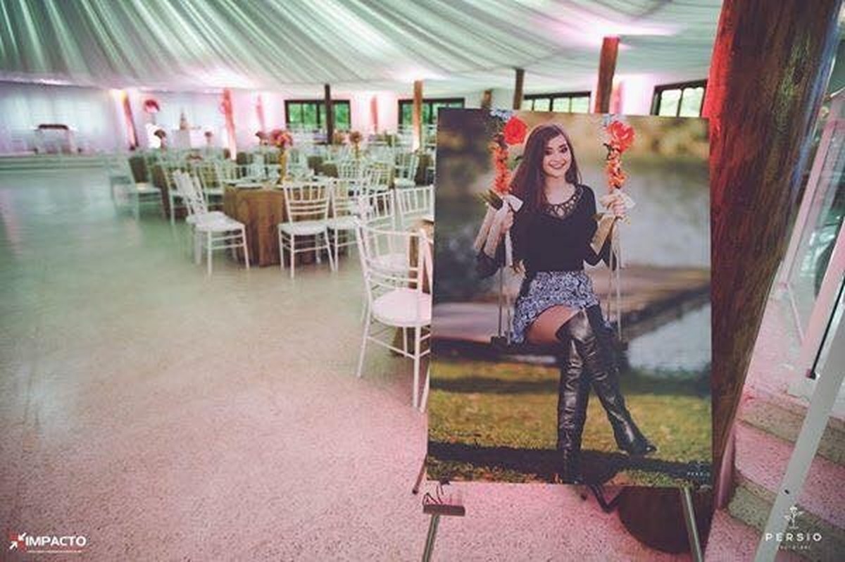 Banner da debutante na entrada do salão