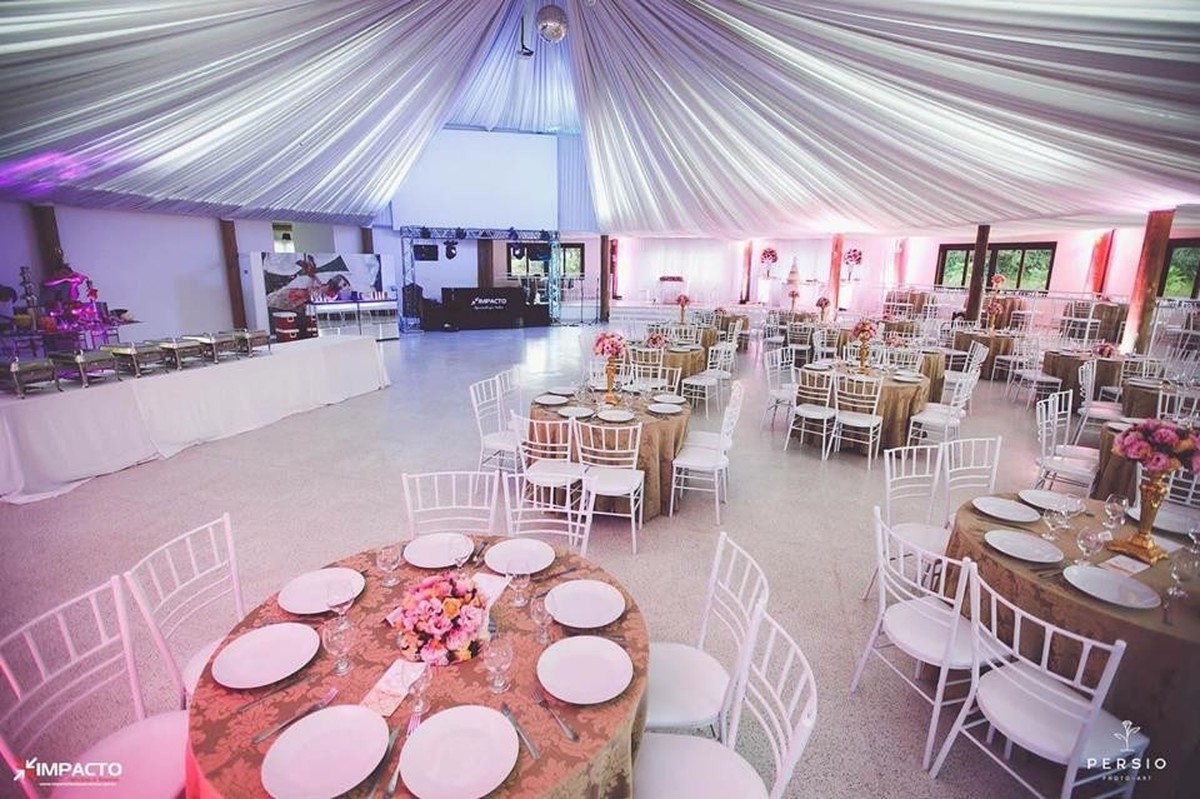 Visão do salão decorado festa de 15 anos