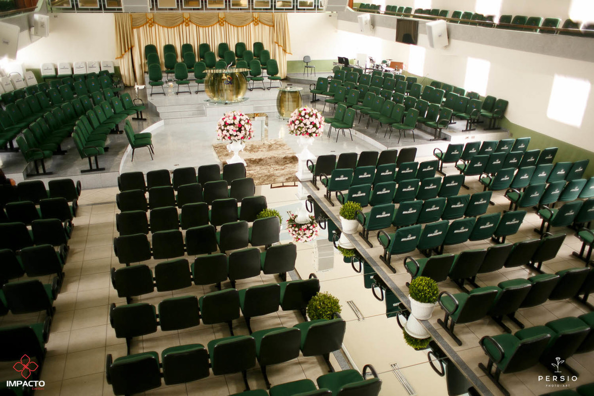 IEAD decorada para casamento com passarela de espelho visão aérea
