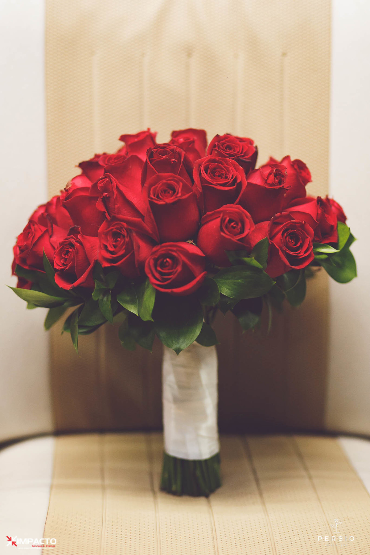 buquê da noiva com rosas vermelhas e base de folhas verdes