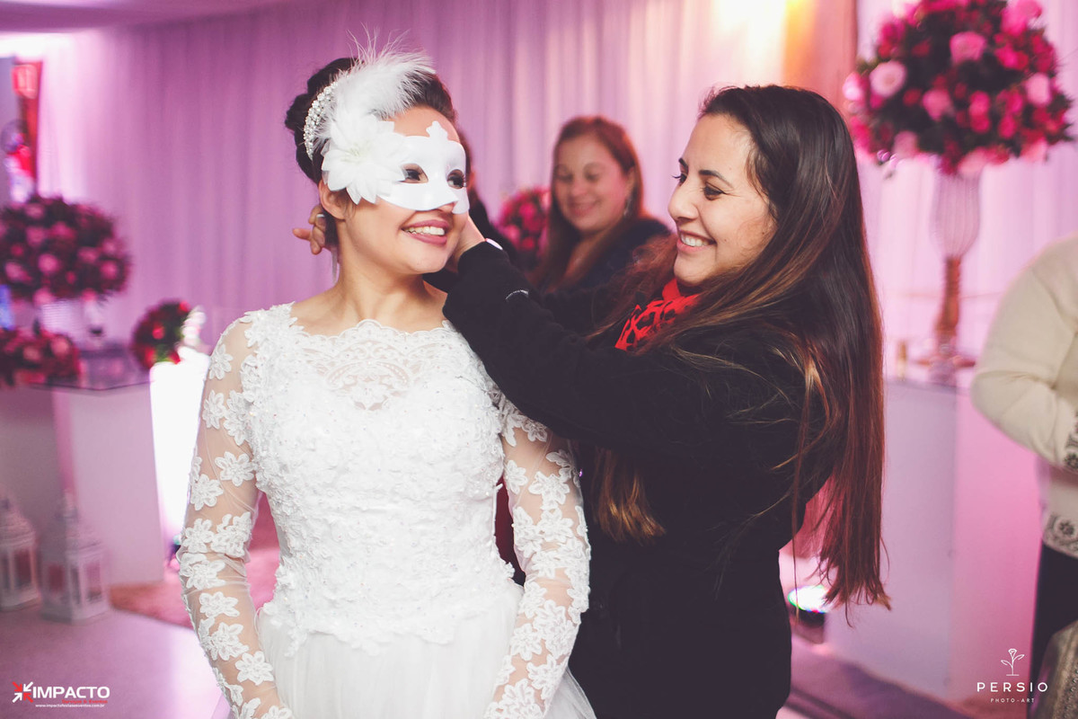 cerimonial colocando a máscara na noiva