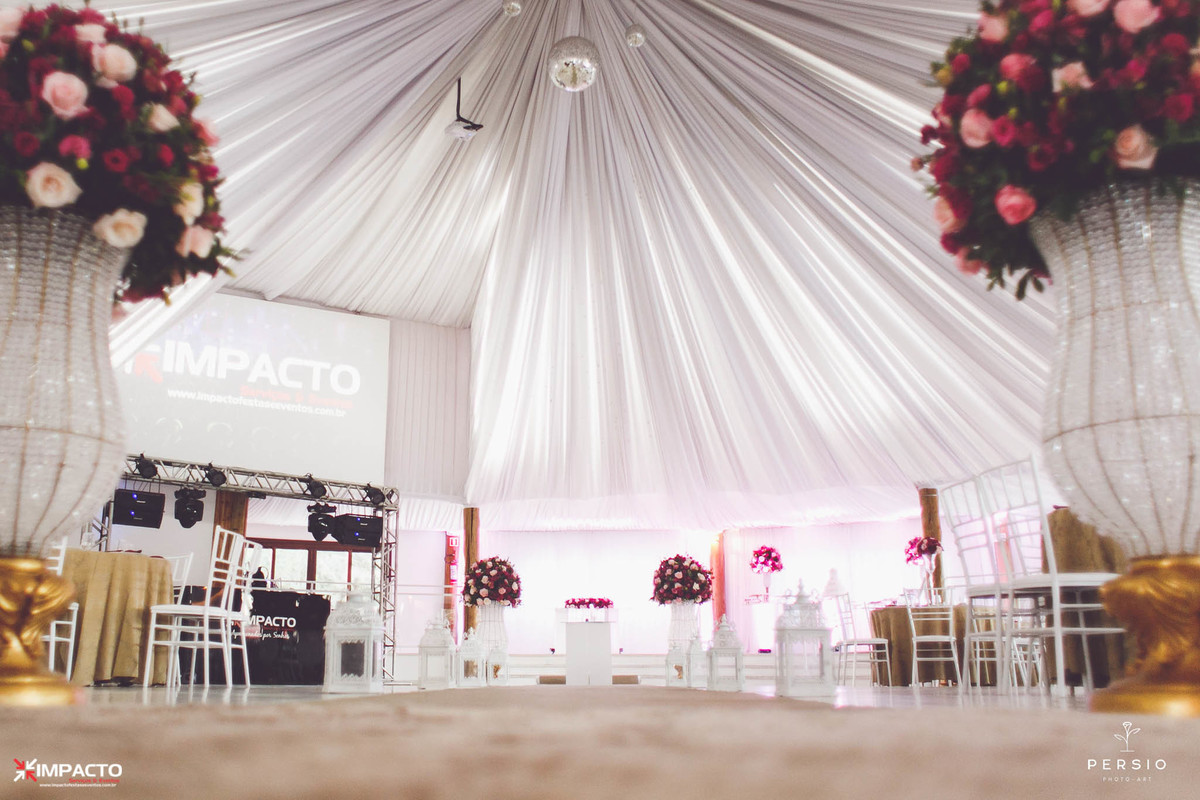 entrada de corredor de casamento no salão com flores marsala