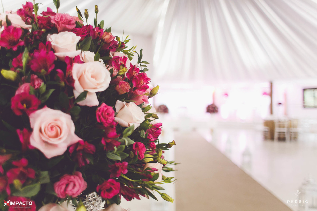 detalhe de arranjo casamento em tons de marsala e rosa