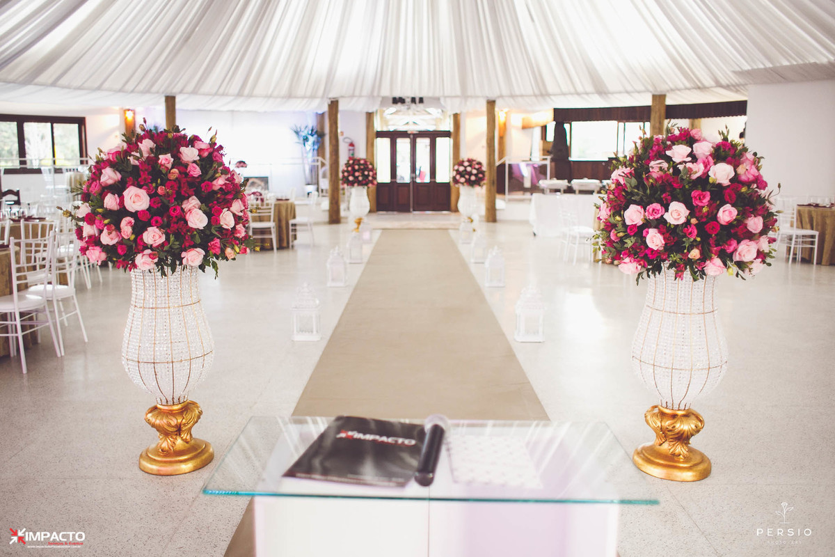 corredor de casamento com tapete bege e arranjos em tons marsala e rosa em vasos de pedraria