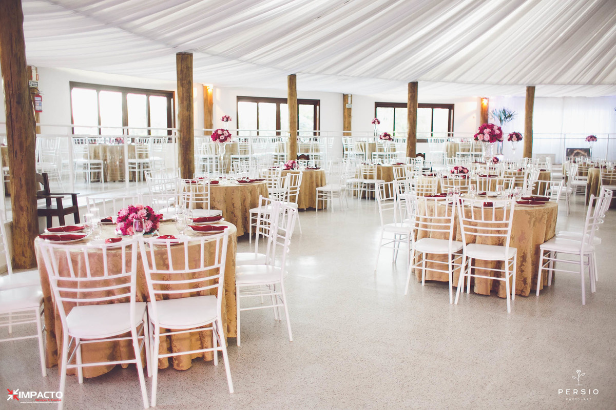 mesas de casamento com toalhas fendi e arranjos marsala e rosa