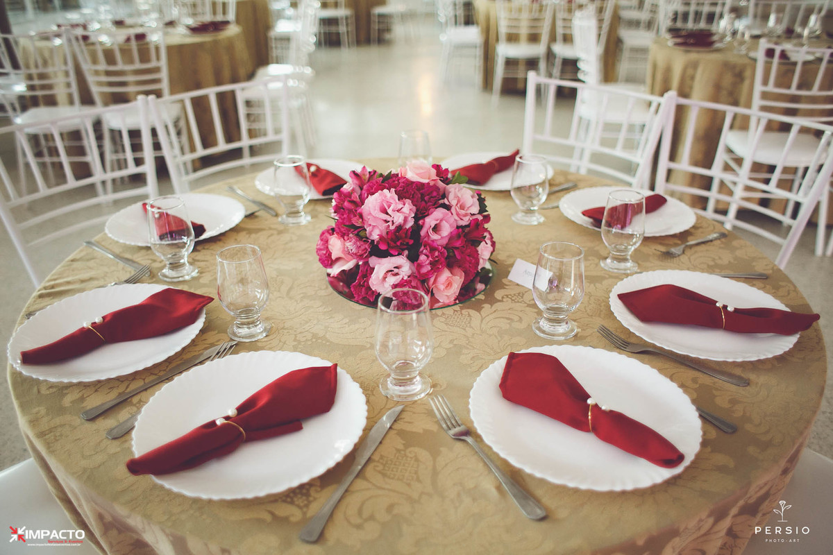 vista aérea de mesa casamento com toalha fendi e arranjo floral baixo em marsala e rosa