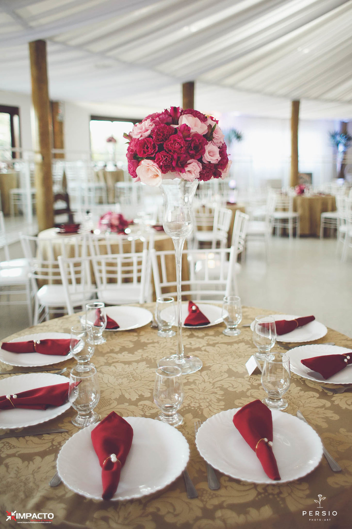 centro de mesa casamento com vaso de vidro e arranjo marsala e rosa