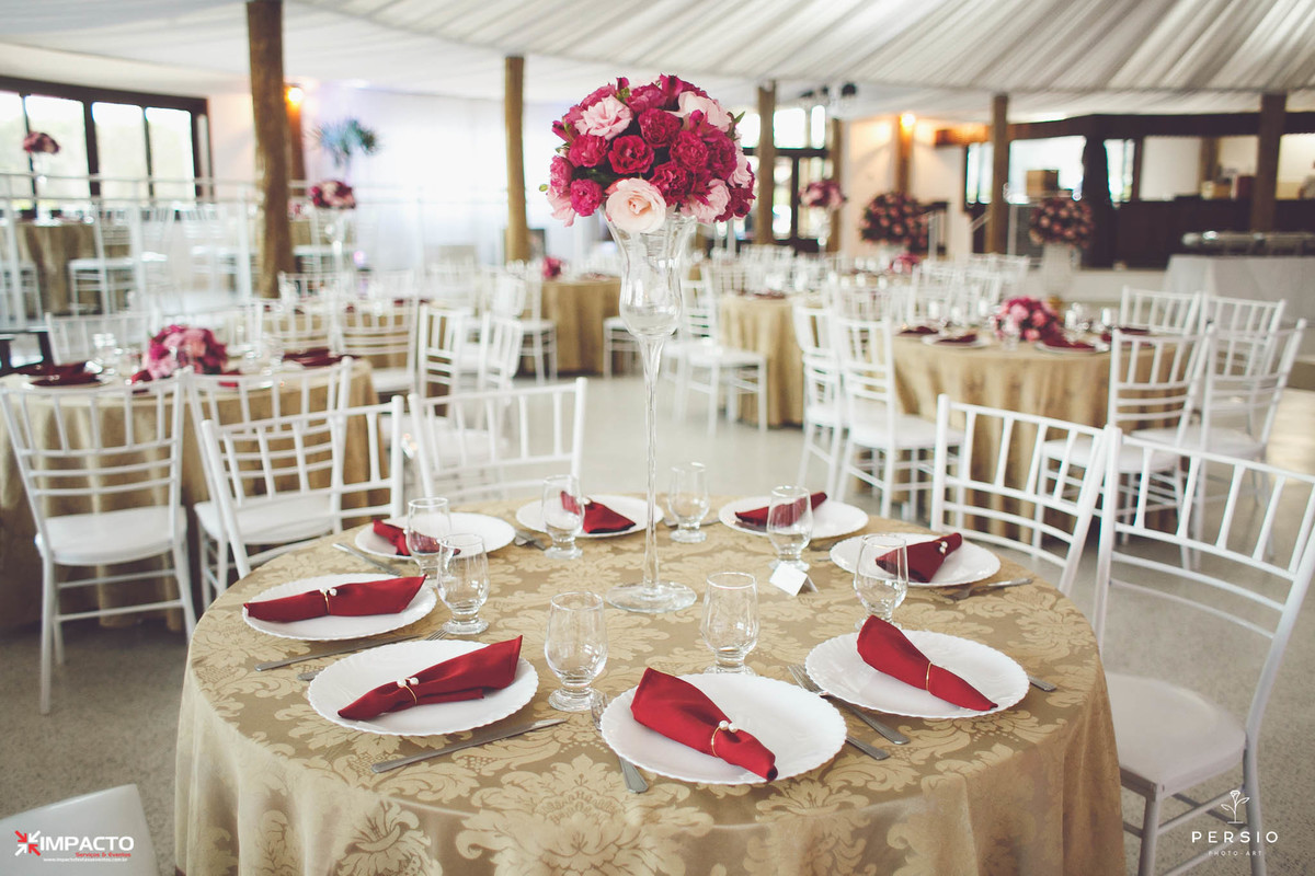 centro de mesa casamento com vaso transparente e flores na cor marsala