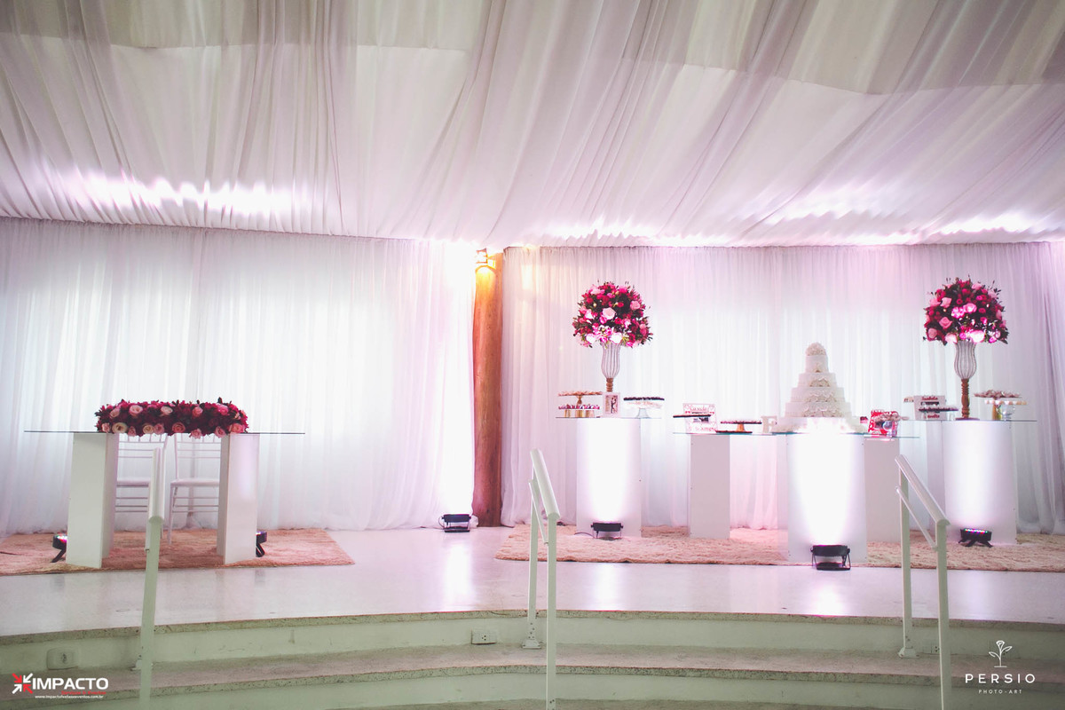 Mesa de noivos e doces de vidro no salão do lago sítio do caqui