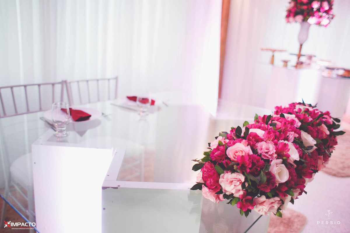 mesa dos noivos de vidro com arranjo trilho marsala